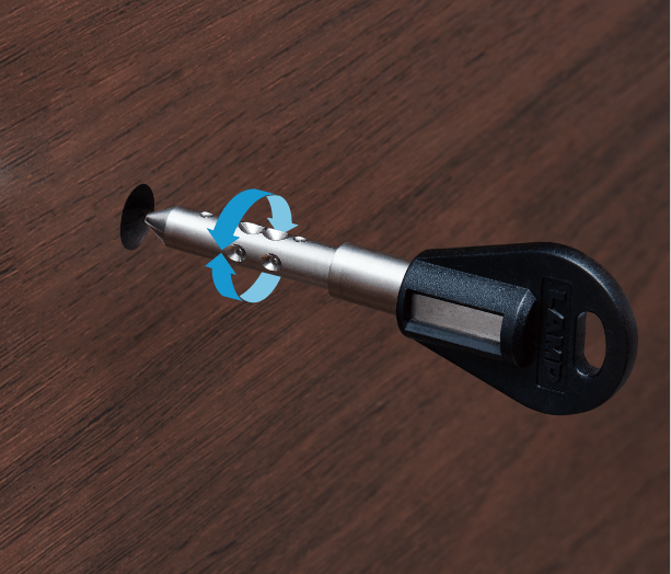 面付シリンダー錠 棒状キータイプ 7110型は360°どの向きからでもキーを差し込んで施解錠できる