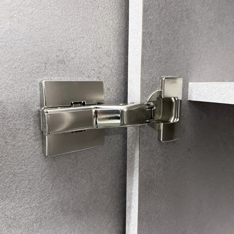 スライド丁番を“逆付け”すれば、隠し扉が造作できます