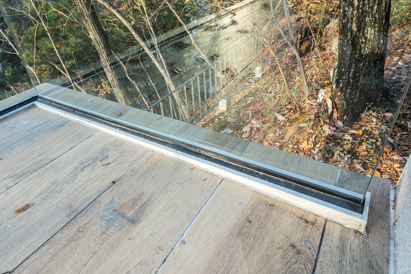 ガラスフェンス用バラストレイド Primeタイプ 床付用の施工例・採用事例