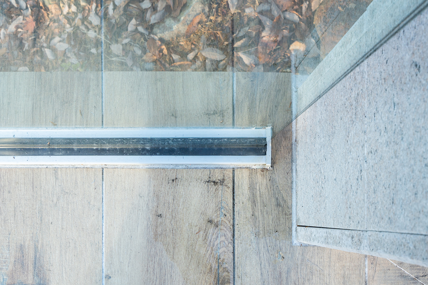 ガラスフェンス用バラストレイド Primeタイプ 床付用の施工例・採用事例