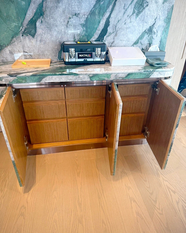 重量用ワンタッチスライド丁番 J95 95°開き/25mmかぶせの施工例・採用事例