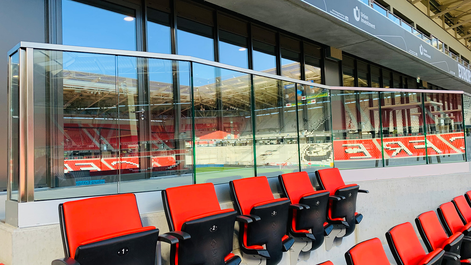 ガラスフェンス用バラストレイド Strongタイプ 床付用F型の施工例・採用事例