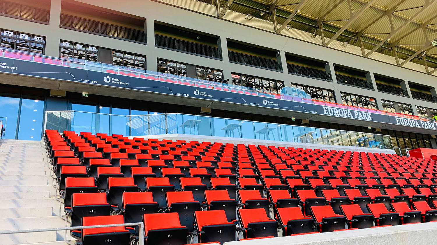 ガラスフェンス用バラストレイド Strongタイプ 床付用F型の施工例・採用事例