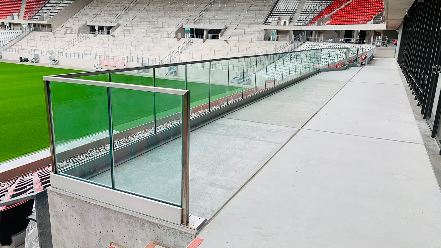 ガラスフェンス用バラストレイド Strongタイプ 床付用F型の施工例・採用事例