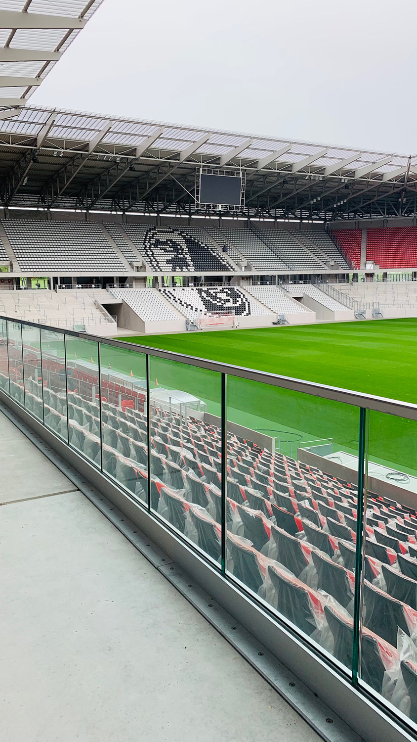 ガラスフェンス用バラストレイド Strongタイプ 床付用F型の施工例・採用事例