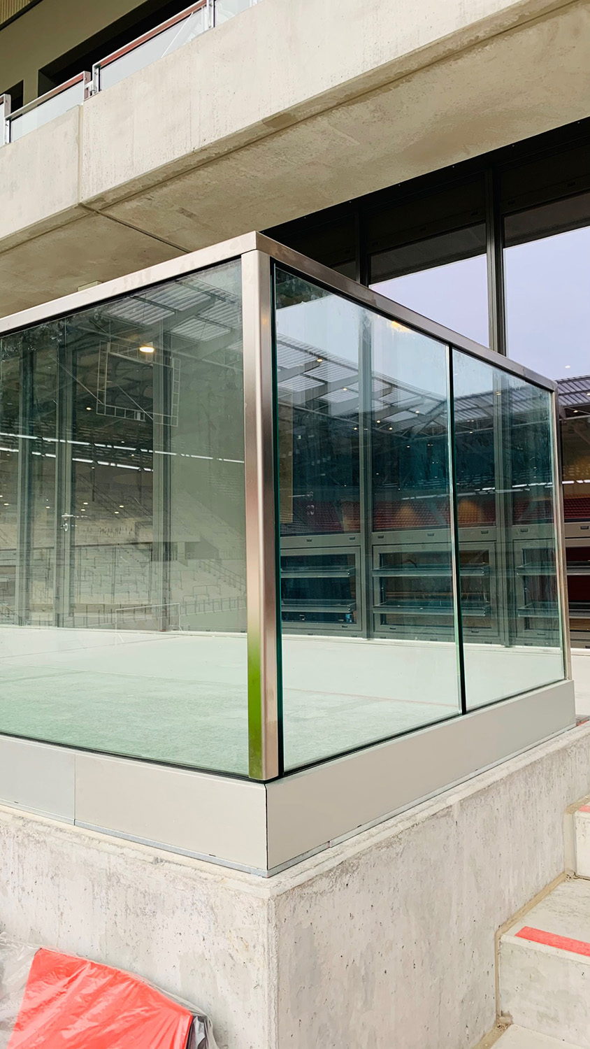 ガラスフェンス用バラストレイド Strongタイプ 床付用F型の施工例・採用事例