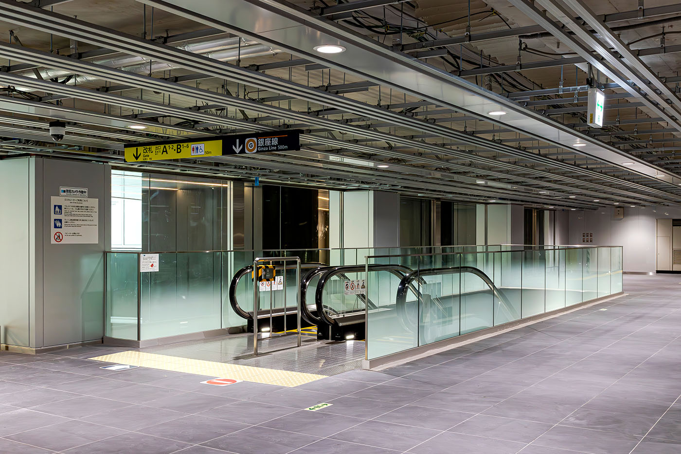 ガラスフェンス用バラストレイド Maxタイプ 床付用F型の使用例・採用事例