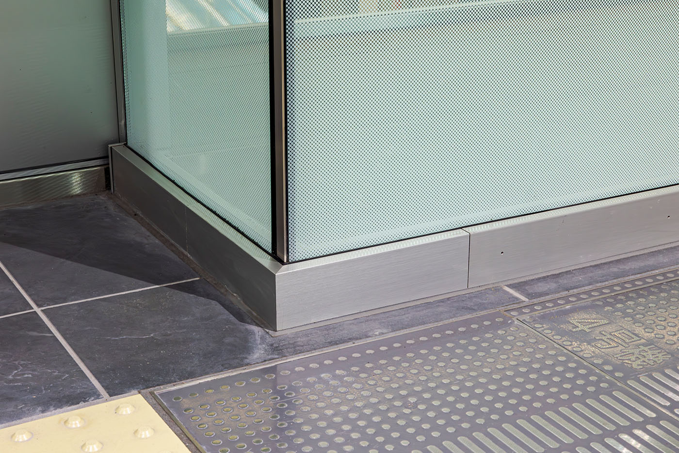 ガラスフェンス用バラストレイド Maxタイプ 床付用F型の使用例・採用事例